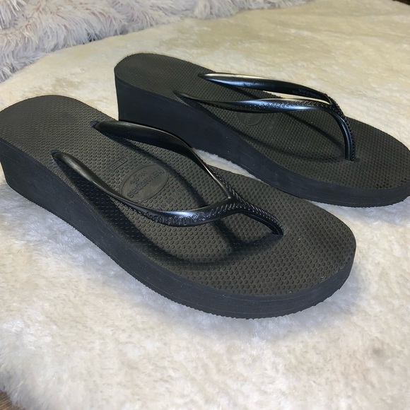 havaianas black wedge flip flops